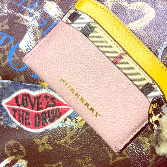 Burberry Accessories - 👄Burberry💎👄 💳 Card Holder 💎💳👄Pre ❤️’d 👄